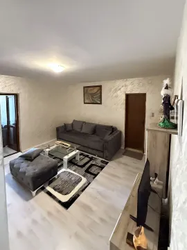 Dnevna soba sa garniturom, stočićem i televizorom. - image 2