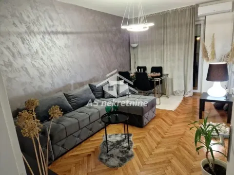 Izdavanje, trosoban stan, 73m², Slavija, Vračar Sve Podlokacije - image 1