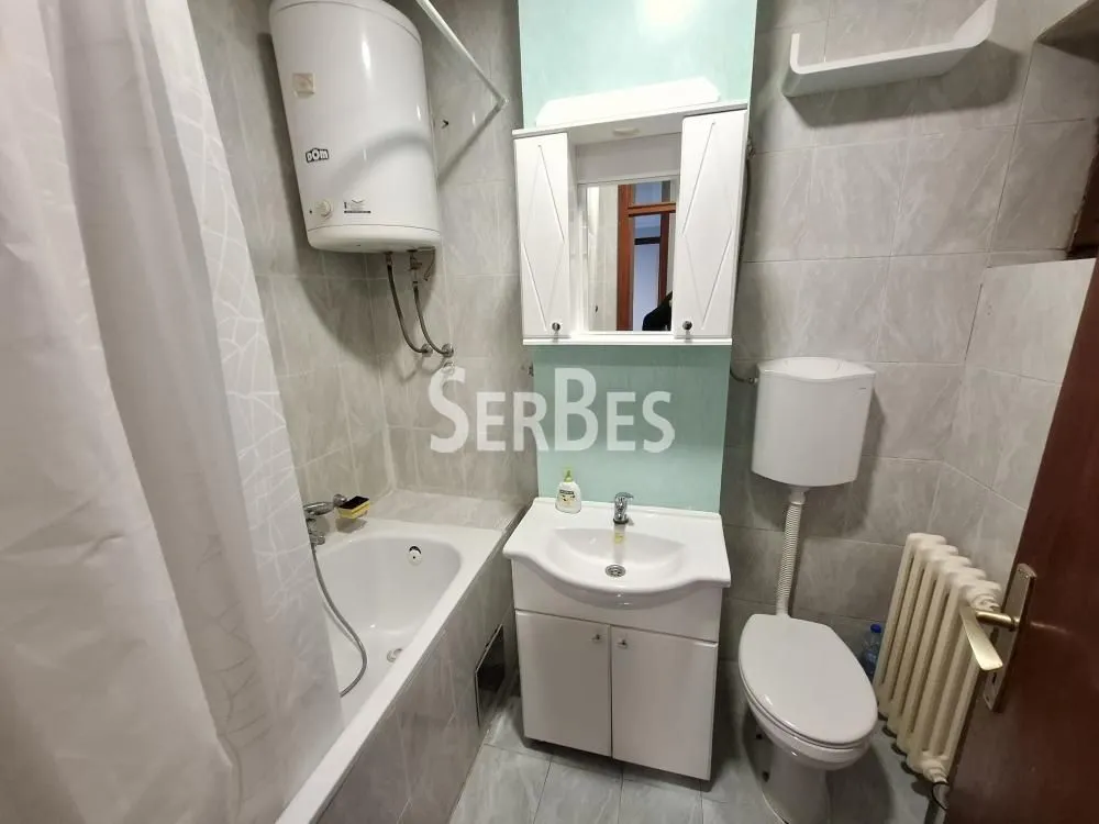 Kupatilo opremljeno kadom, umivaonikom, WC šoljom i bojlerom.