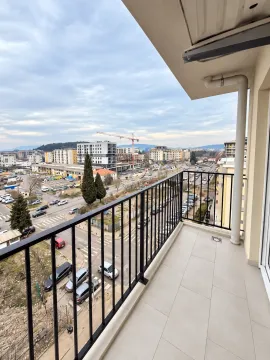 Pogled sa balkona na gradsko naselje i ulicu. - image 7