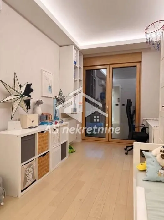 Izdavanje, četvorosoban stan, 103m², Stari Grad, Beograd