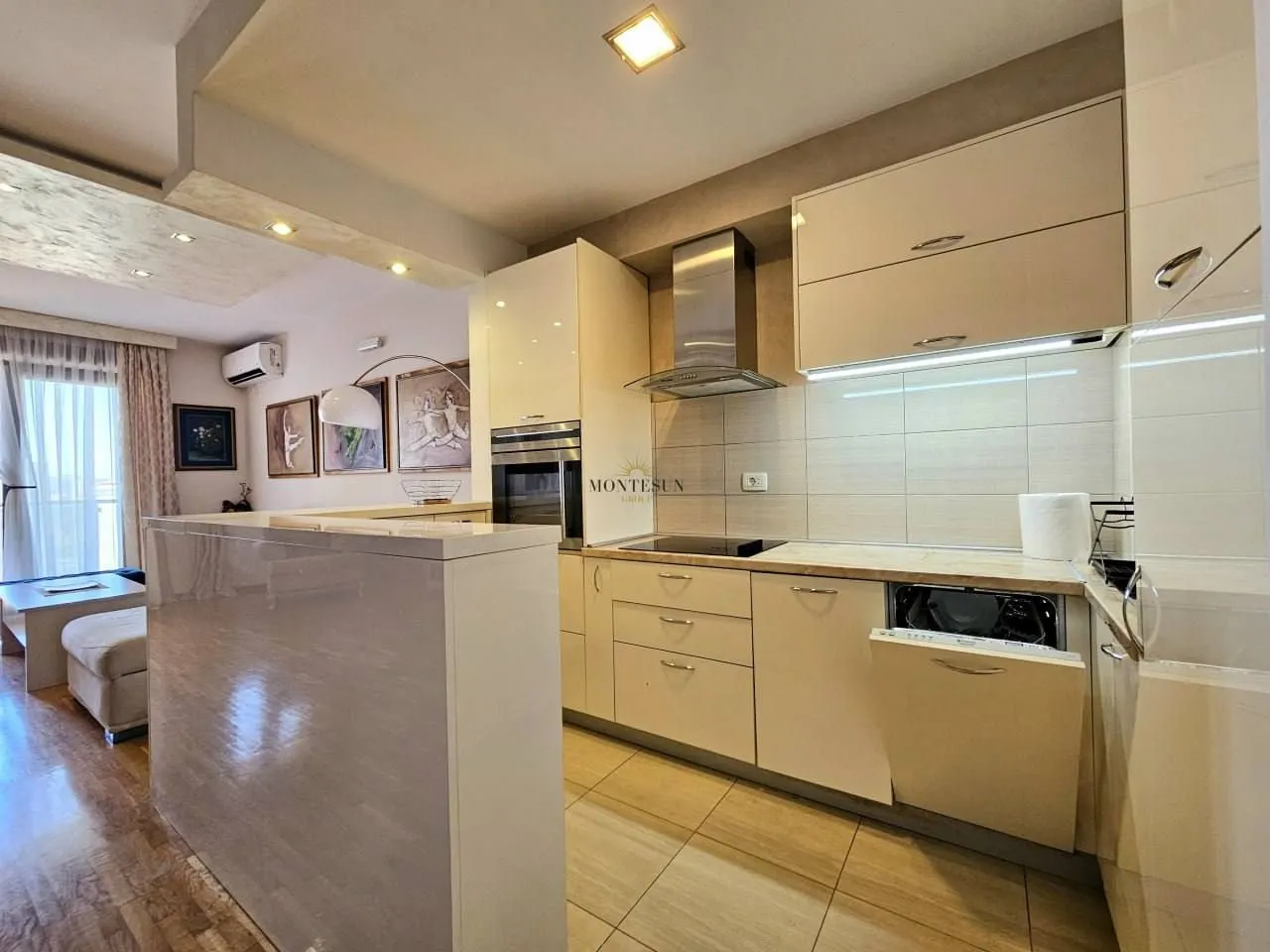 Rent, two bedroom apartment, 112m², Bečići, Budva