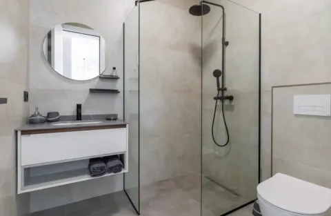 Moderne kupatilo sa tuš kabinom, umivaonikom i WC šoljom. - image 11