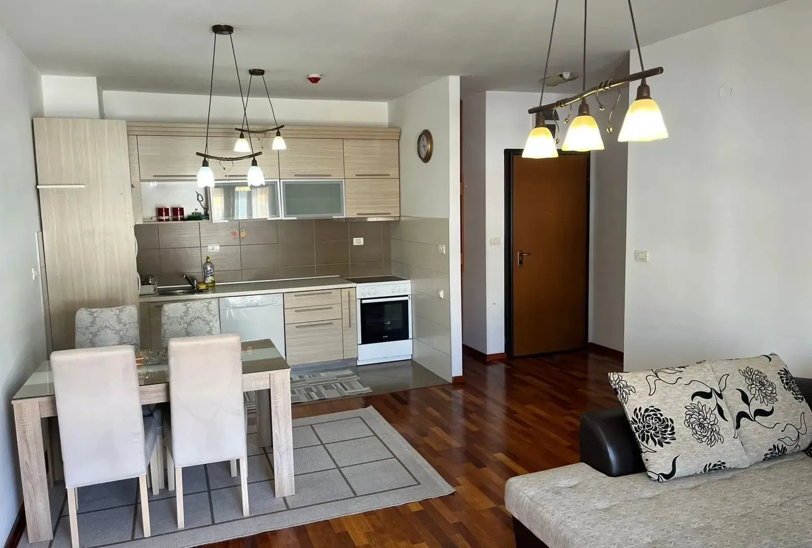 Living room with a dining area and an open-plan kitchen.
