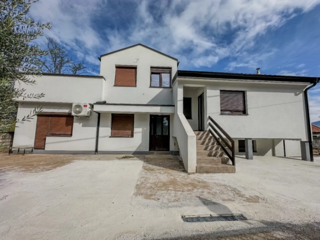 Prodaja, kuća, 343m², Obala Morače, Podgorica
