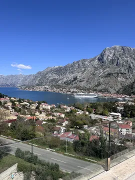 Pogled sa terase na Bokokotorski zaliv i planine. - image 4