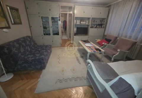 Dnevna soba sa garniturom za sedenje i zidnim ormarima. - image 2