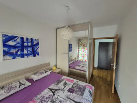 Svijetla spavaća soba sa ugradnim plakarom i bračnim krevetom. - image 11