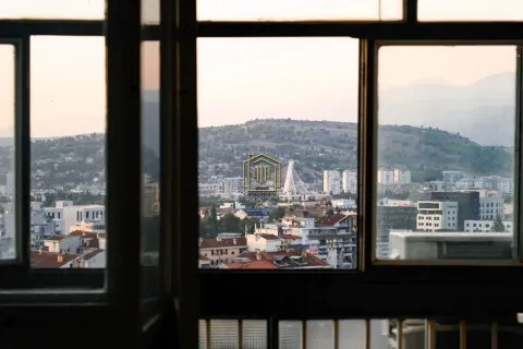 Pogled na grad sa prozora nekretnine. - image 14