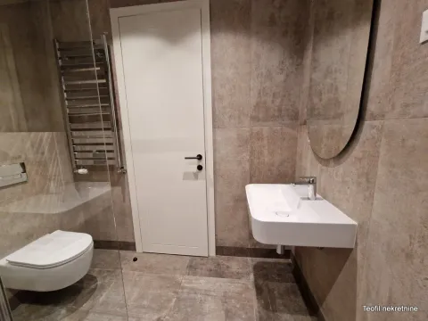Moderno kupatilo sa umivaonikom, WC šoljom i pločicama u imitaciji kamena. - image 3