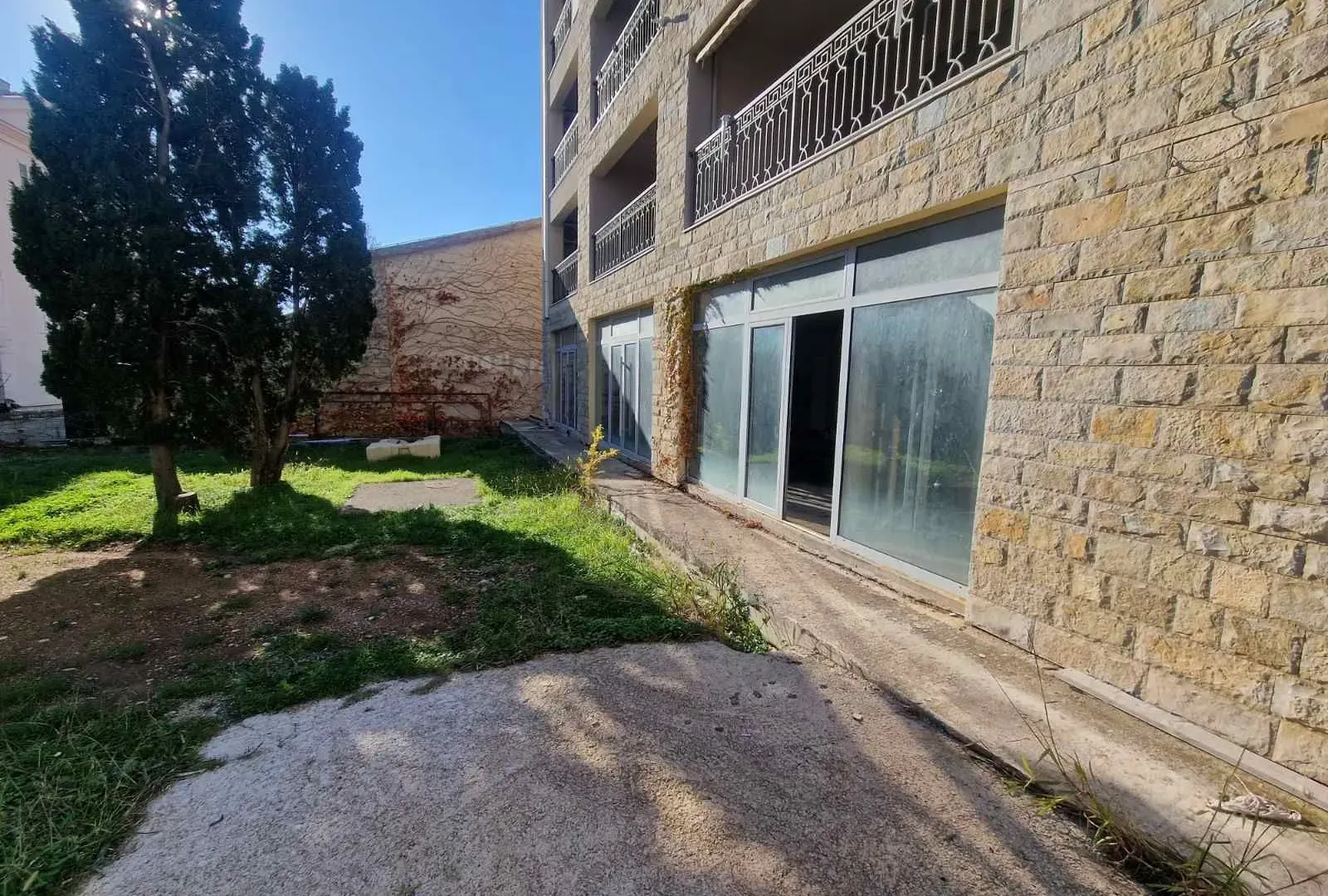 Rent, office space, 406m², Petrovac, Budva