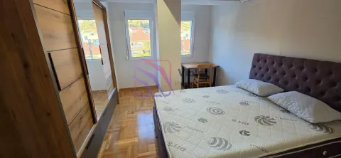 Spavaća soba sa bračnim krevetom, velikim garderoberom i radnim stolom pored prozora. - image 6