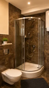 Moderno opremljeno kupatilo sa tuš kabinom i ugradnom šoljom. - image 10