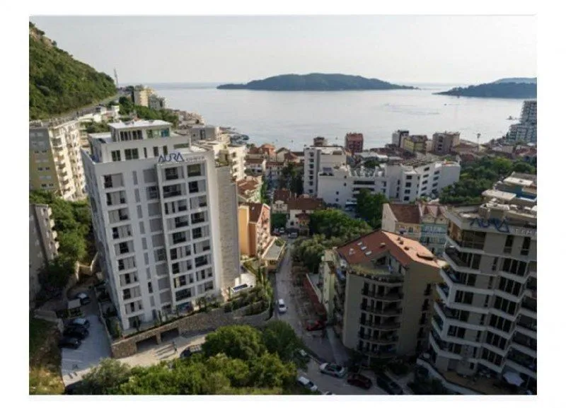 Pogled iz vazduha na stambene zgrade i obalu sa morem.