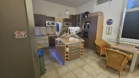 Kuhinja sa elementima u braon tonovima i ostrvom u sredini. - image 6