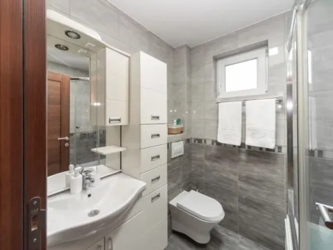 Izdavanje, dvosoban stan, 56m², Momišići, Podgorica - image 7