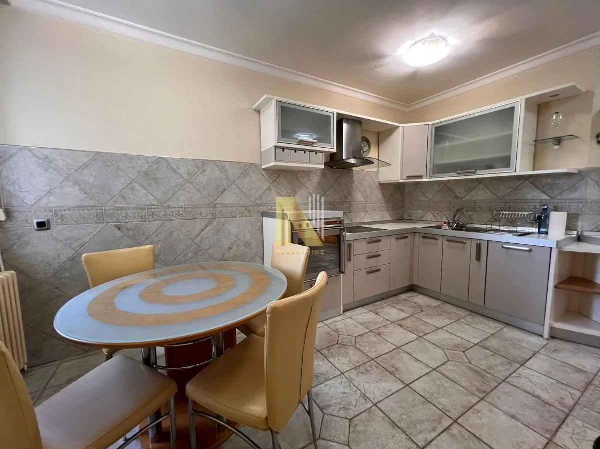 Izdavanje, četvorosoban stan, 148m², Stari grad, Novi Sad