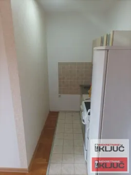 Manja kuhinja sa frižiderom i elementima. - image 17