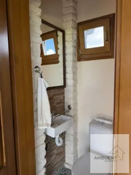 Manje kupatilo sa lavaboom, wc šoljom i prozorom. - image 18