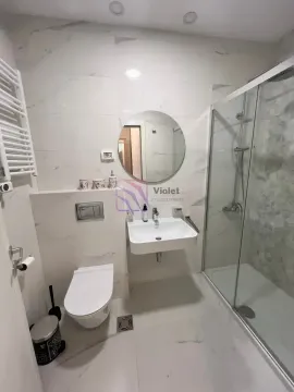 Moderne kupatilo sa tuš kabinom, umivaonikom i ugradnom wc šoljom. - image 2