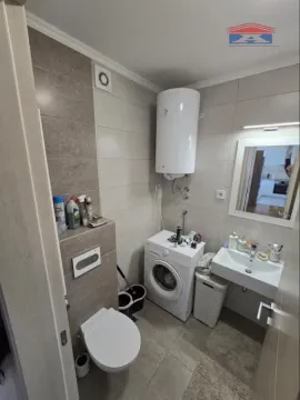 Kompaktno opremljeno kupatilo sa tuš kabinom, umivaonikom i veš mašinom. - image 9