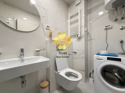 Moderne opremljeno kupatilo sa umivaonikom, wc šoljom i veš mašinom. - image 9