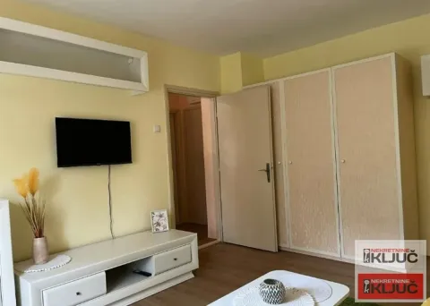 Dnevni boravak sa televizorom, komodom i ugradnim plakarom. - image 2
