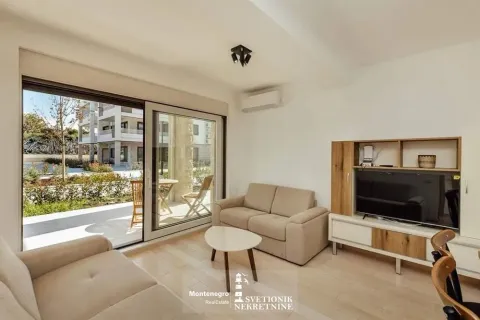 Dnevna soba sa garniturom, TV komodom i izlazom na terasu. - image 3