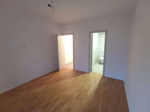 Izdavanje, trosoban stan, 100m², Ljubović, Podgorica - image 11