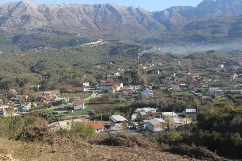 Panoramski pogled na okolno naselje i planinske predjele. - image 4
