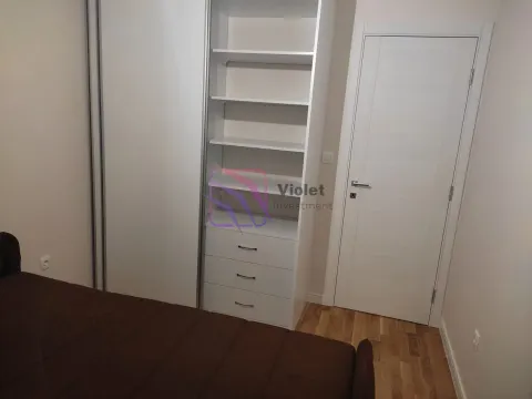 Spavaća soba sa krevetom, ugradnim plakarom i vratima. - image 5
