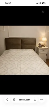 Spavaća soba sa bračnim krevetom i noćnim stočićem. - image 7