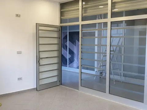 Rent, office space, 24m², Pobrežje, Podgorica