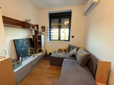 Manja dnevna soba sa ugaonom garniturom i TV komodom. - image 6