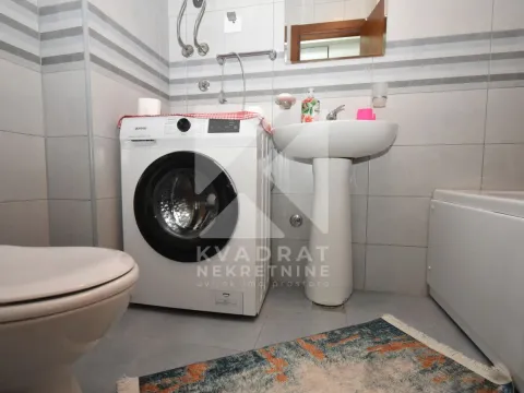 Kupatilo opremljeno umivaonikom, WC šoljom, mašinom za veš i kadom. - image 10