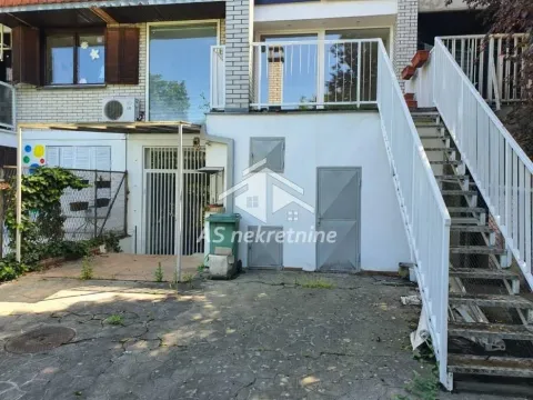 Pogled na dvorište i spoljašnji ulaz u kuću sa stepeništem. - image 34