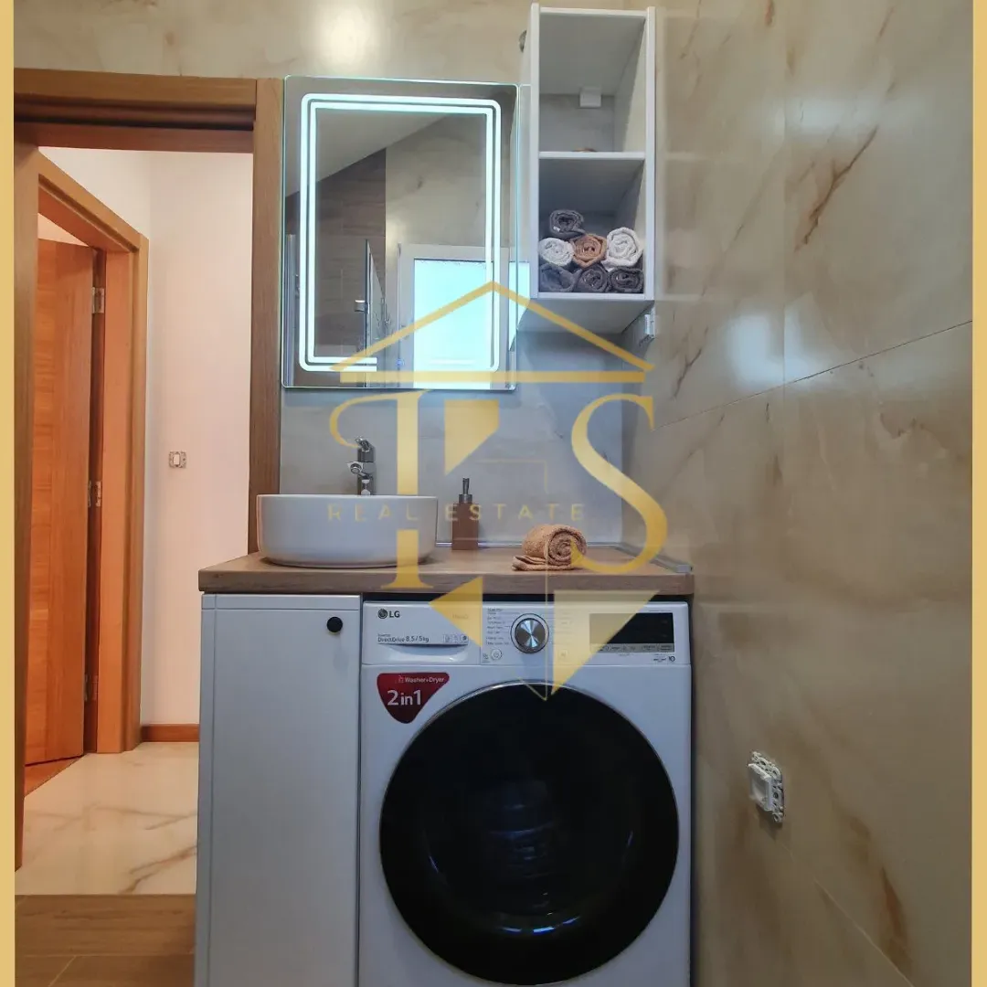 Izdavanje, trosoban stan, 150m², Kalimanj, Tivat