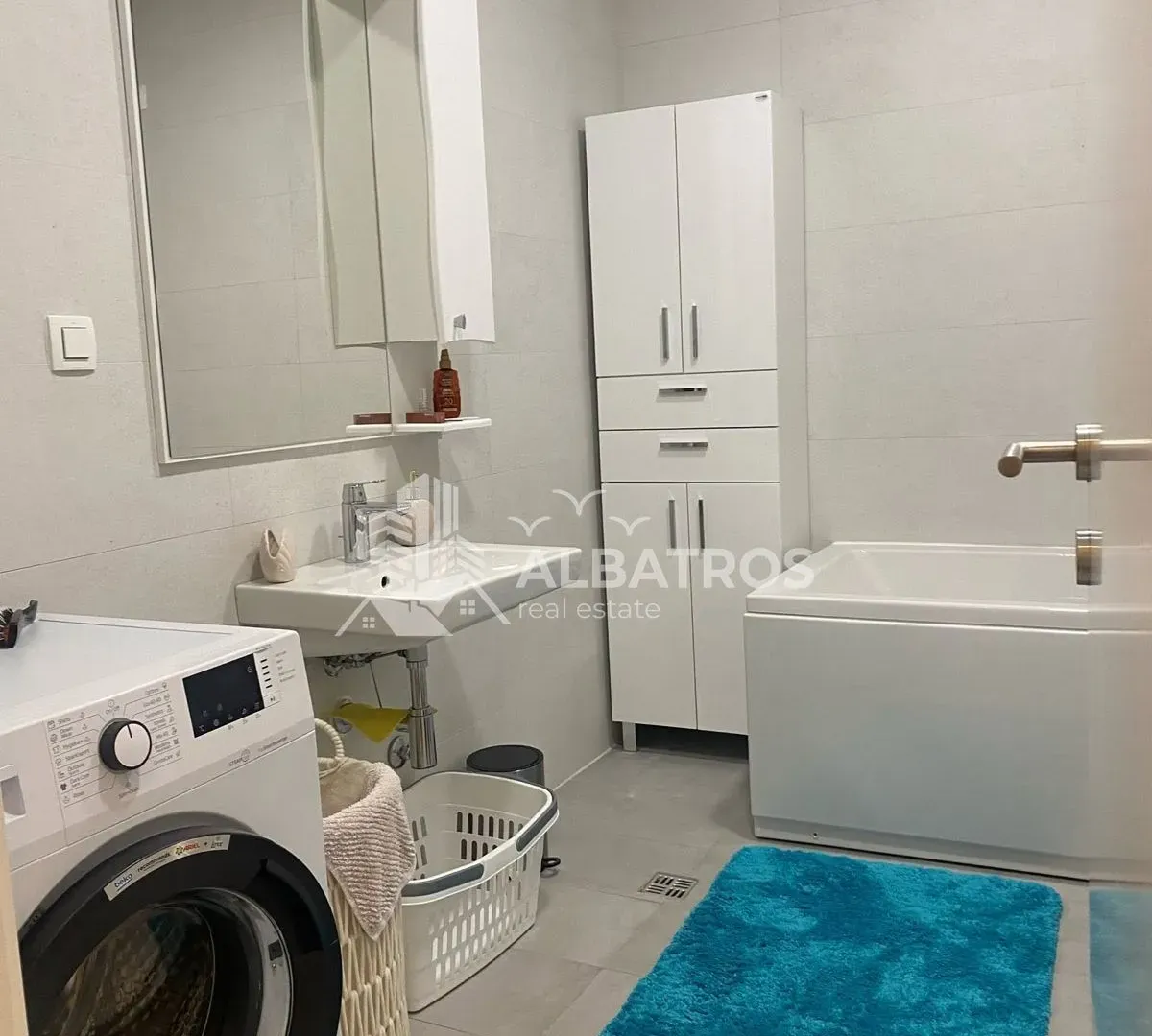 Izdavanje, dvosoban stan, 80m², Centar, Bar