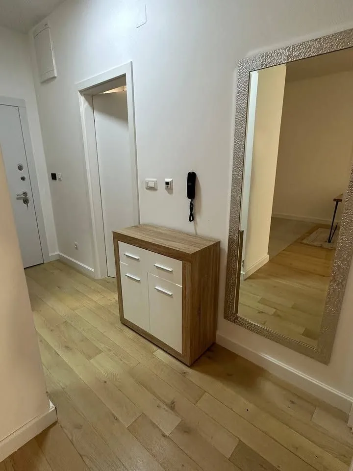 Izdavanje, jednosoban stan, 65m², Soho City, Bar