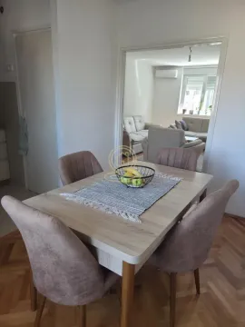 Trpezarijski sto sa stolicama u stanu, sa pogledom na dnevnu sobu. - image 4