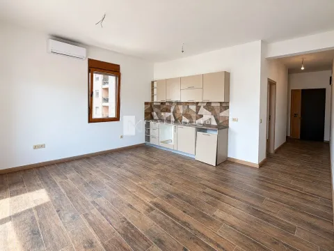 Dnevna soba sa ugrađenom kuhinjom i drvenim podom. - image 7