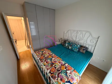 Namještena spavaća soba sa bijelim krevetom i ugradnim garderobe. - image 7