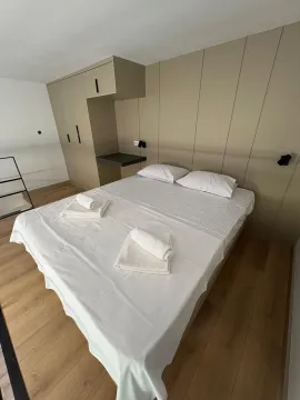 Namještena spavaća soba sa bračnim krevetom i ugradnim plakarom. - image 2