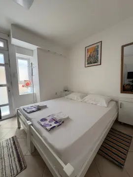 Spavaća soba sa bračnim krevetom i bijelim namještajem. - image 3