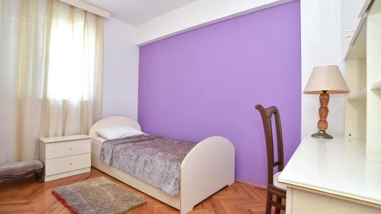 Izdavanje, trosoban stan, 92m², Centar, Budva