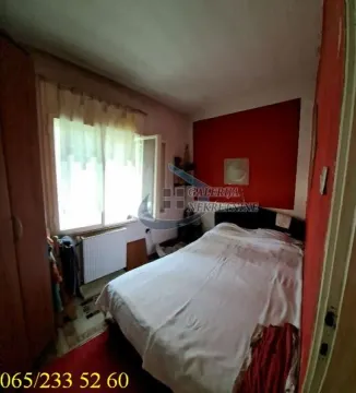 Manja spavaća soba sa krevetom i prozorom. - image 10