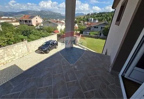 Izdavanje, kuća, 242m², Zagorič, Podgorica - image 16