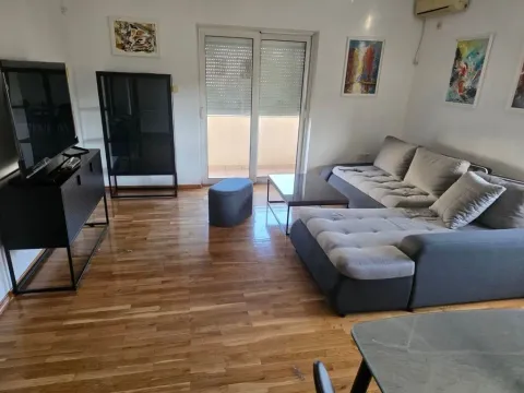Dnevna soba sa garniturom, TV-om i izlazom na terasu. - image 6