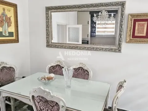 Trpezarija sa stolom, stolicama i ogledalom na zidu. - image 4