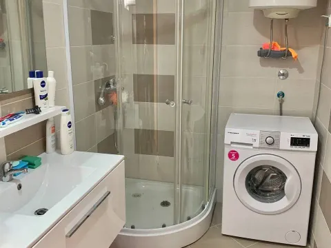 Izdavanje, jednosoban stan, 47m², Centar, Budva - image 9